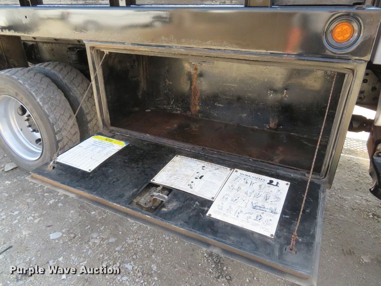 image for item DI2105 2006 GMC C5500 flatbed truck