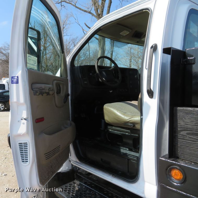image for item DI2105 2006 GMC C5500 flatbed truck