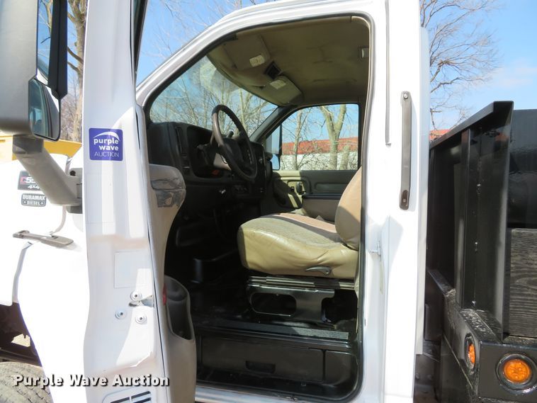 image for item DI2105 2006 GMC C5500 flatbed truck