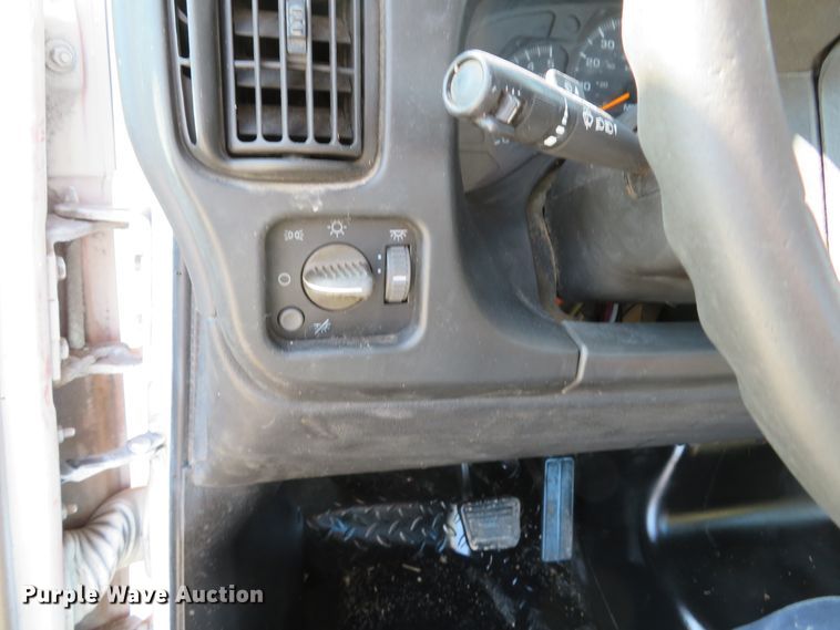 image for item DI2105 2006 GMC C5500 flatbed truck