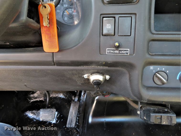 image for item DI2105 2006 GMC C5500 flatbed truck