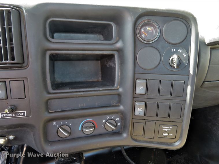 image for item DI2105 2006 GMC C5500 flatbed truck