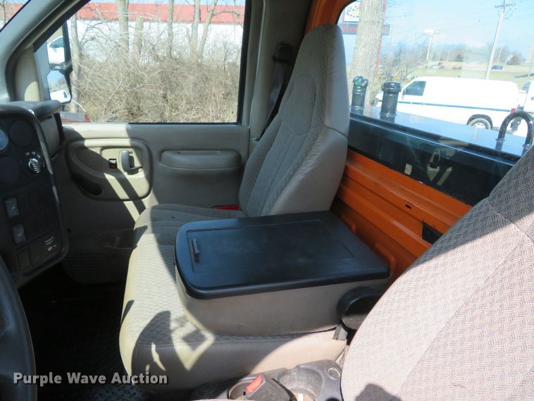 image for item DI2105 2006 GMC C5500 flatbed truck