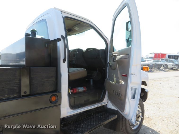 image for item DI2105 2006 GMC C5500 flatbed truck