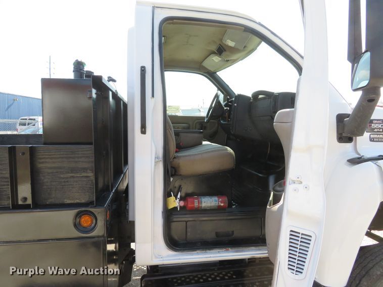image for item DI2105 2006 GMC C5500 flatbed truck