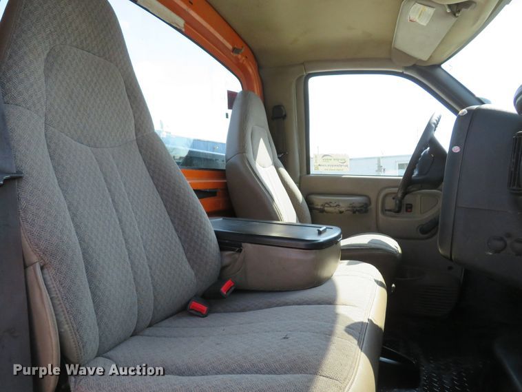 image for item DI2105 2006 GMC C5500 flatbed truck