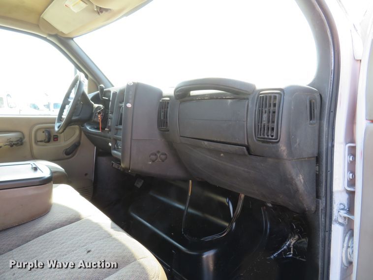 image for item DI2105 2006 GMC C5500 flatbed truck