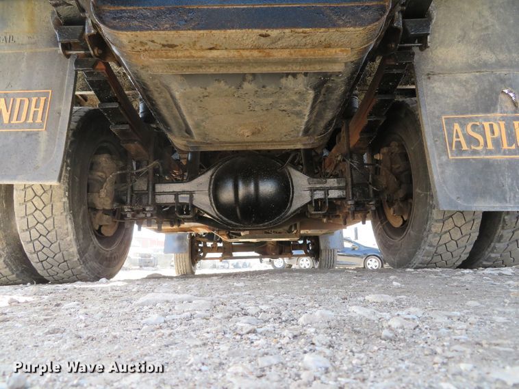 image for item DI2105 2006 GMC C5500 flatbed truck