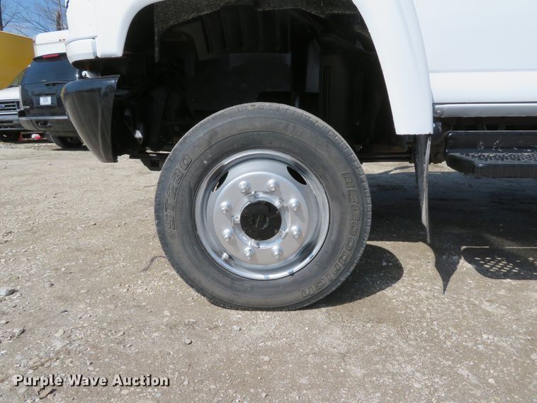 image for item DI2105 2006 GMC C5500 flatbed truck