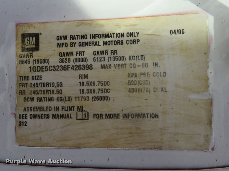 image for item DI2105 2006 GMC C5500 flatbed truck