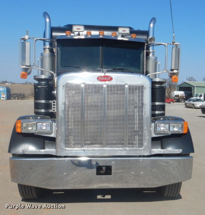 image for item DI2452 2005 Peterbilt 379 semi truck