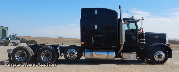 image for item DI2452 2005 Peterbilt 379 semi truck