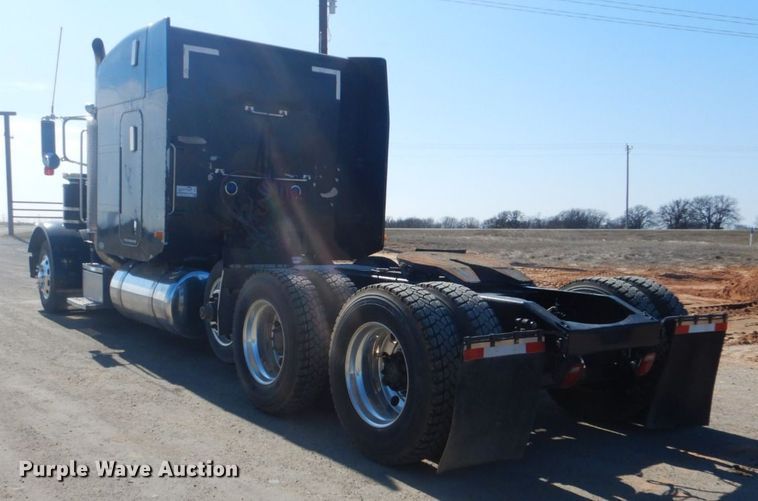 image for item DI2452 2005 Peterbilt 379 semi truck