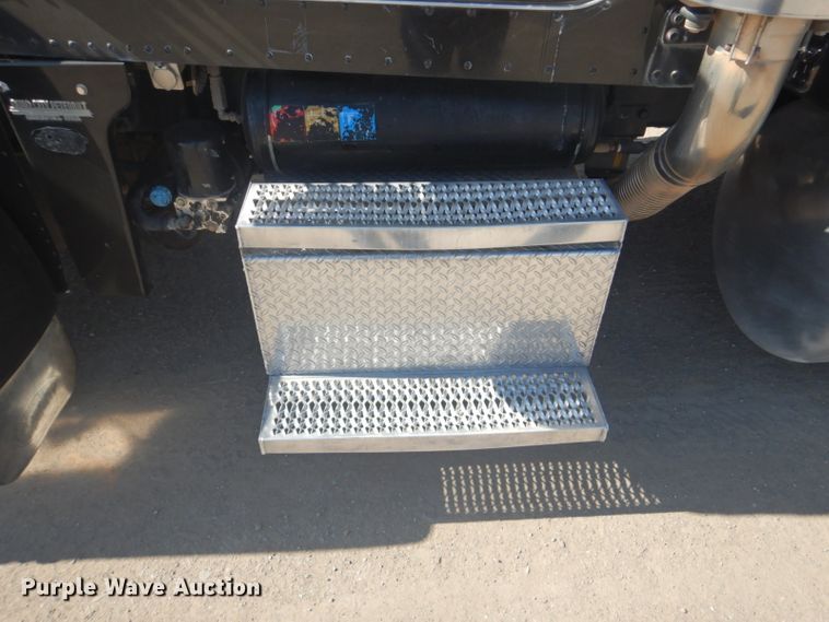 image for item DI2452 2005 Peterbilt 379 semi truck