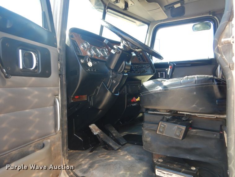 image for item DI2452 2005 Peterbilt 379 semi truck