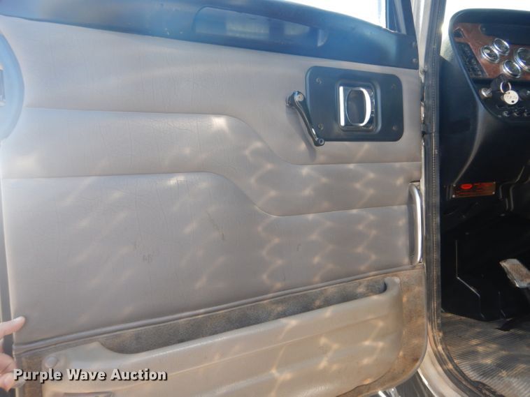 image for item DI2452 2005 Peterbilt 379 semi truck