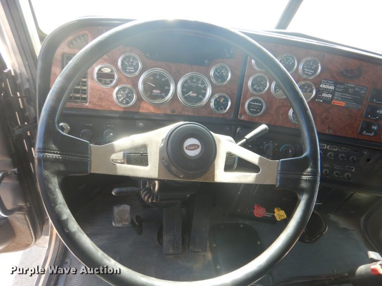 image for item DI2452 2005 Peterbilt 379 semi truck