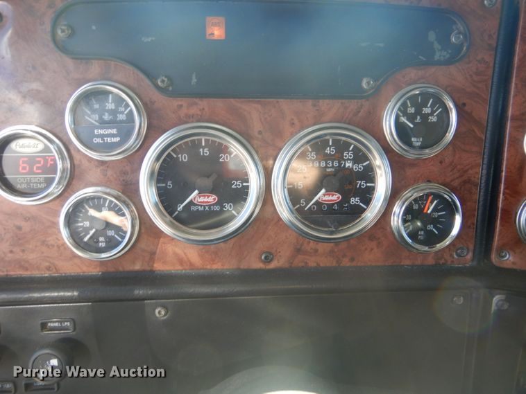 image for item DI2452 2005 Peterbilt 379 semi truck