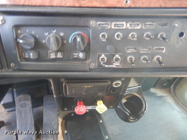 image for item DI2452 2005 Peterbilt 379 semi truck