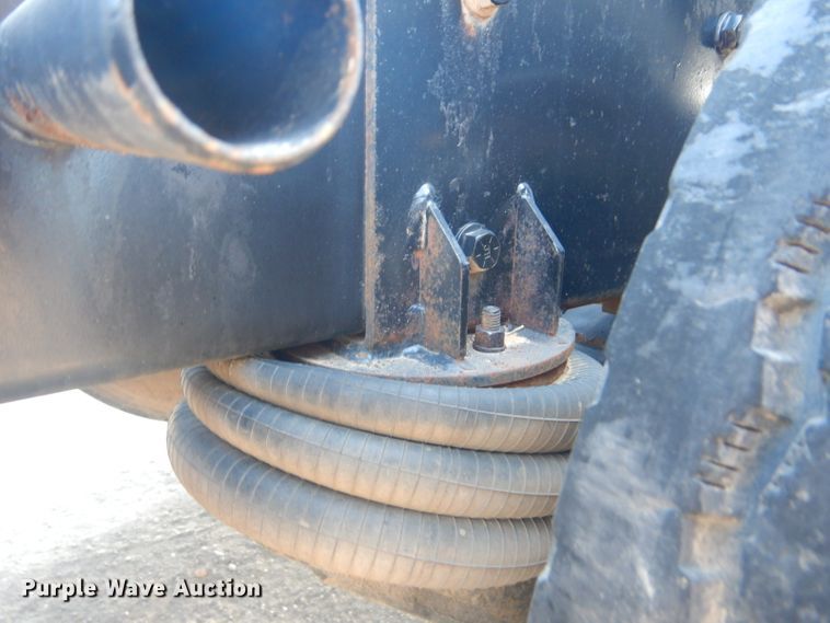 image for item DI2452 2005 Peterbilt 379 semi truck