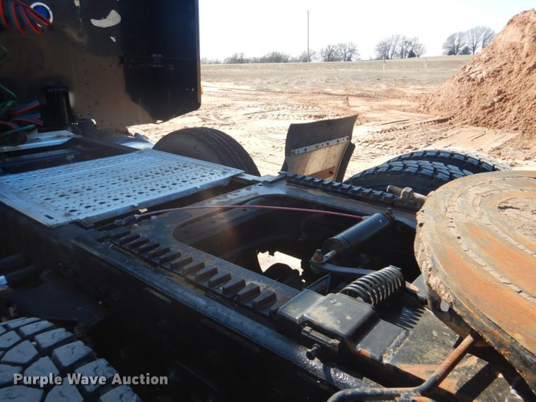 image for item DI2452 2005 Peterbilt 379 semi truck