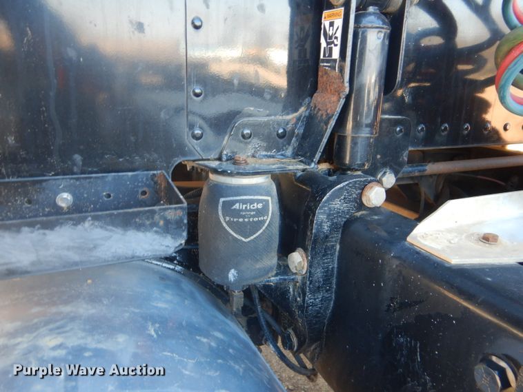 image for item DI2452 2005 Peterbilt 379 semi truck