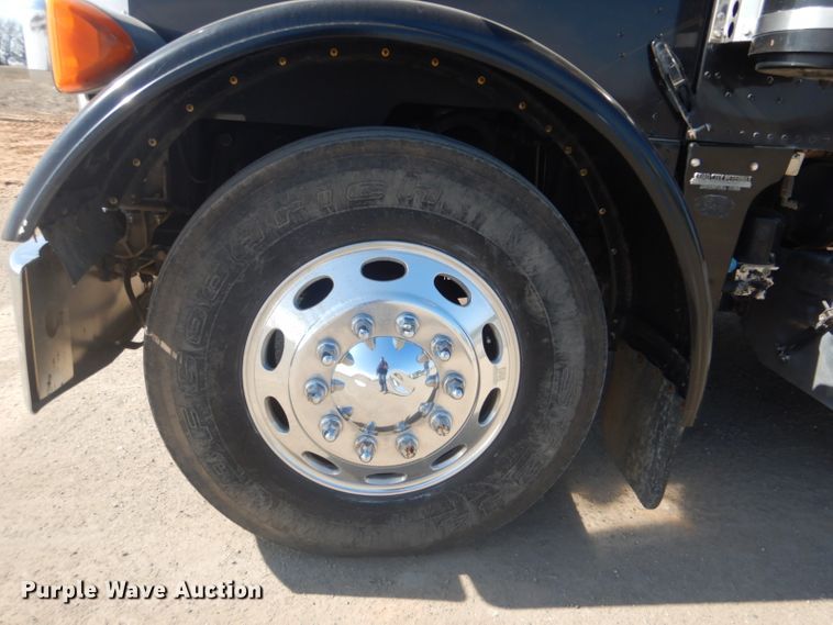 image for item DI2452 2005 Peterbilt 379 semi truck