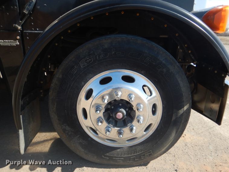 image for item DI2452 2005 Peterbilt 379 semi truck