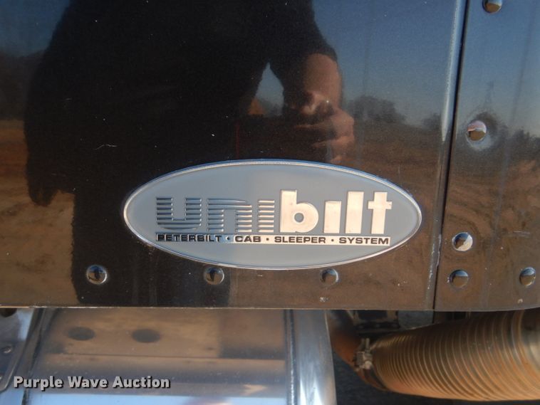 image for item DI2452 2005 Peterbilt 379 semi truck