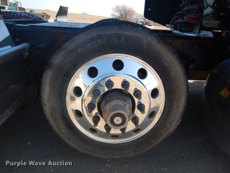 image for item DI2452 2005 Peterbilt 379 semi truck