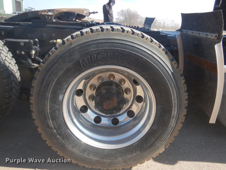 image for item DI2452 2005 Peterbilt 379 semi truck