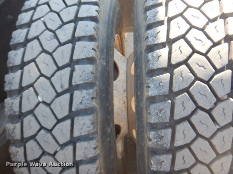 image for item DI2452 2005 Peterbilt 379 semi truck