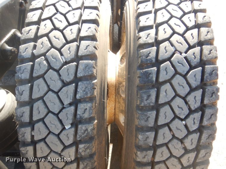 image for item DI2452 2005 Peterbilt 379 semi truck