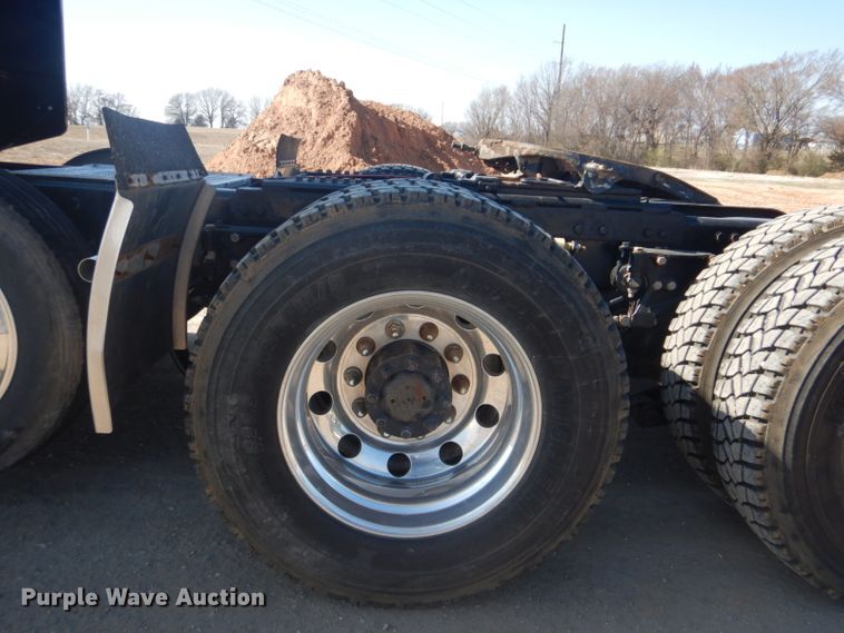 image for item DI2452 2005 Peterbilt 379 semi truck