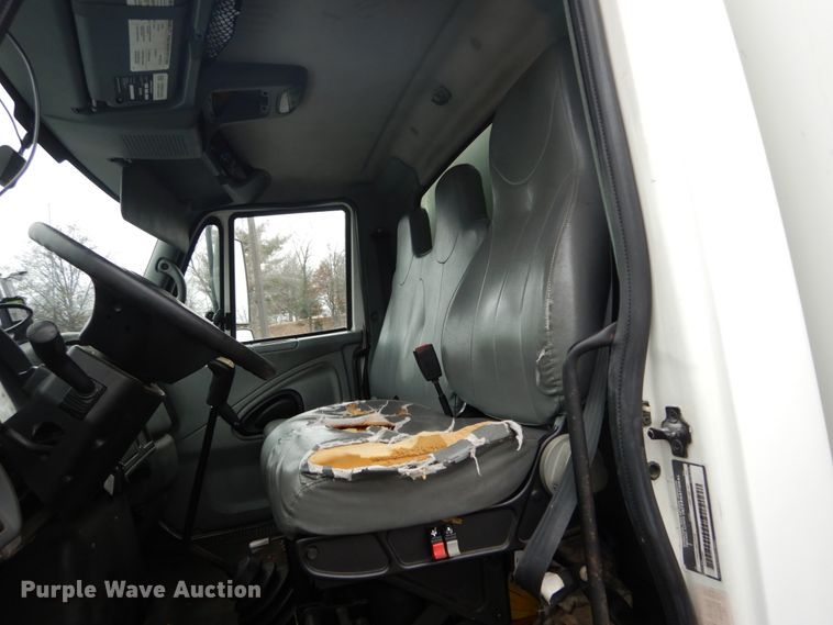 image for item GC9499 2004 International 4300 box truck