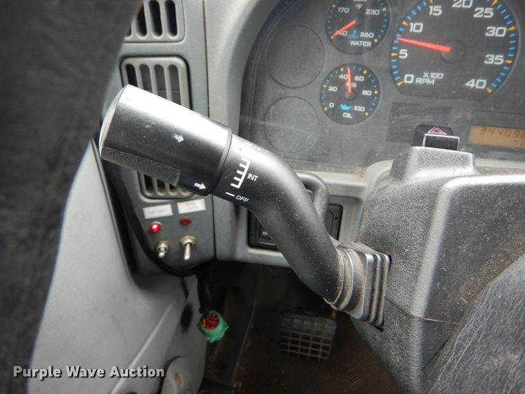 image for item GC9499 2004 International 4300 box truck