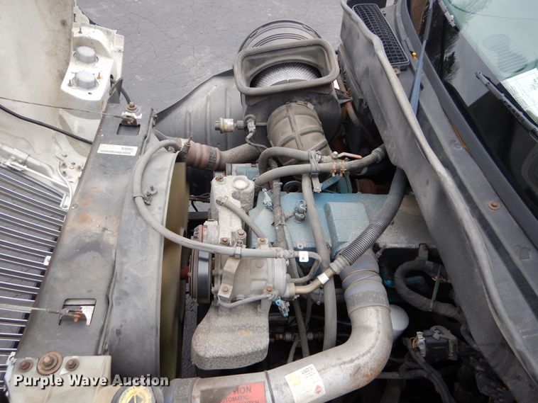 image for item GC9499 2004 International 4300 box truck