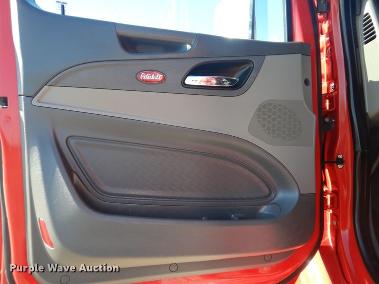 image for item GF9097 2015 Peterbilt 567 semi truck