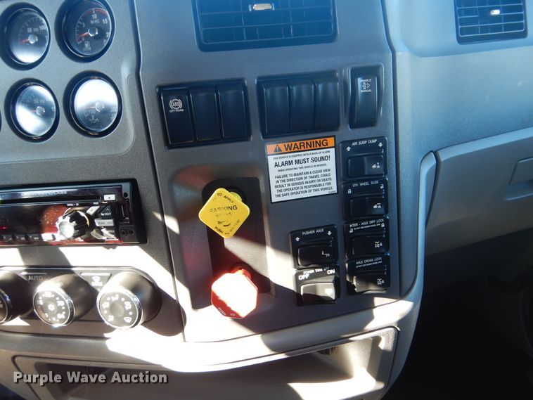 image for item GF9097 2015 Peterbilt 567 semi truck