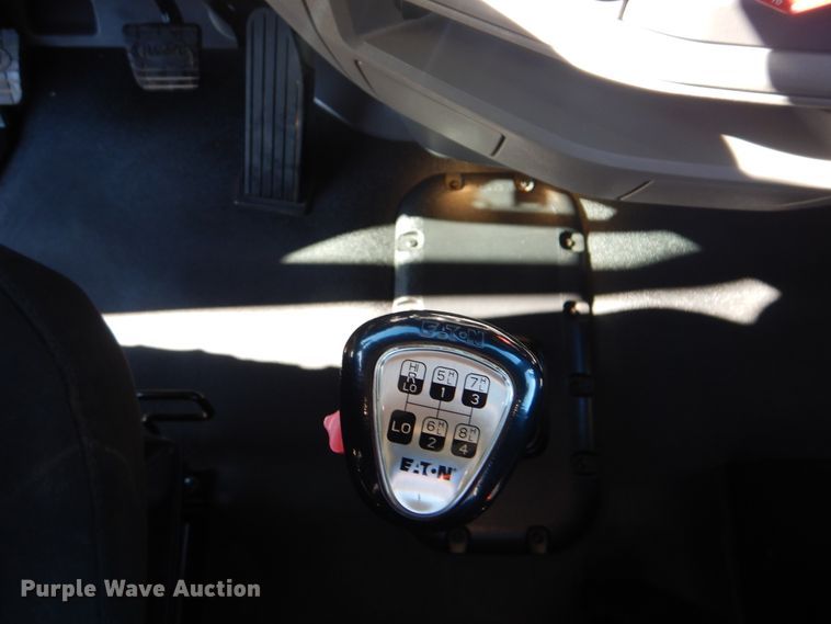 image for item GF9097 2015 Peterbilt 567 semi truck