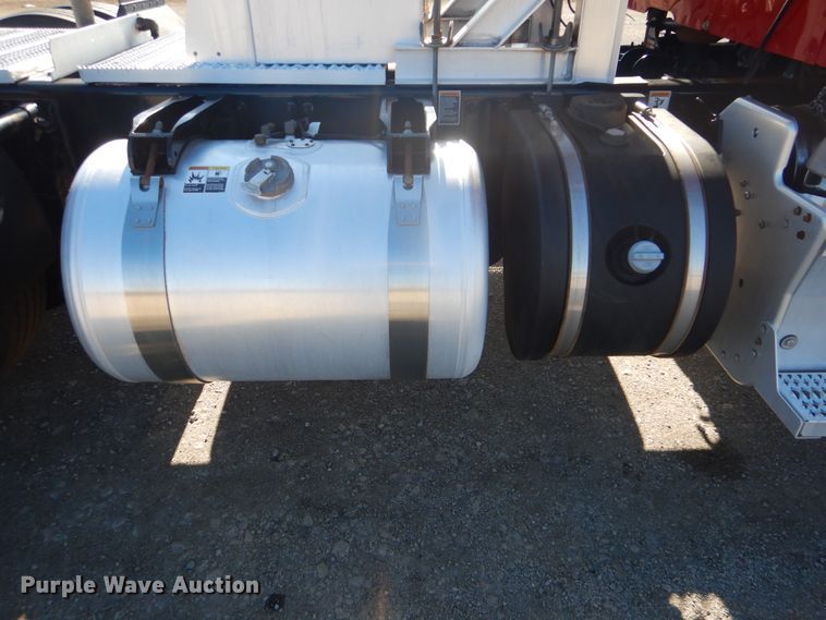 image for item GF9097 2015 Peterbilt 567 semi truck