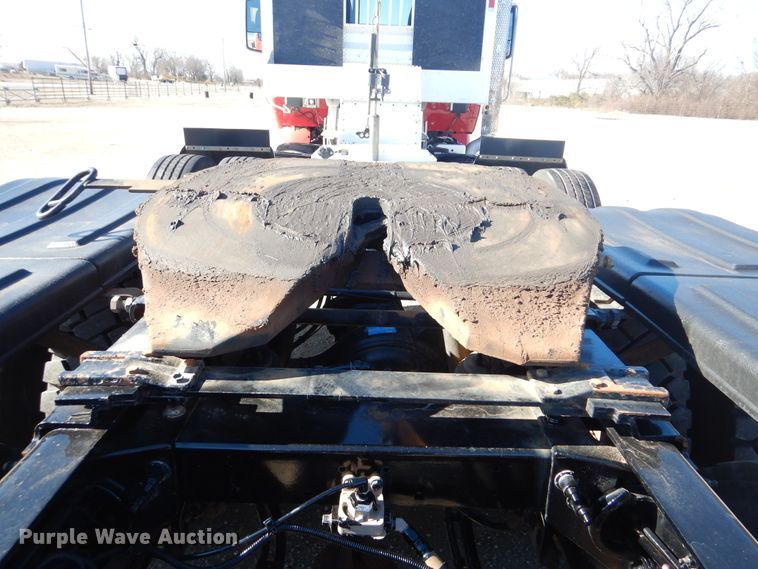 image for item GF9097 2015 Peterbilt 567 semi truck