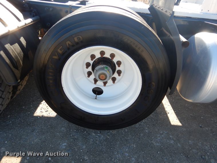 image for item GF9097 2015 Peterbilt 567 semi truck