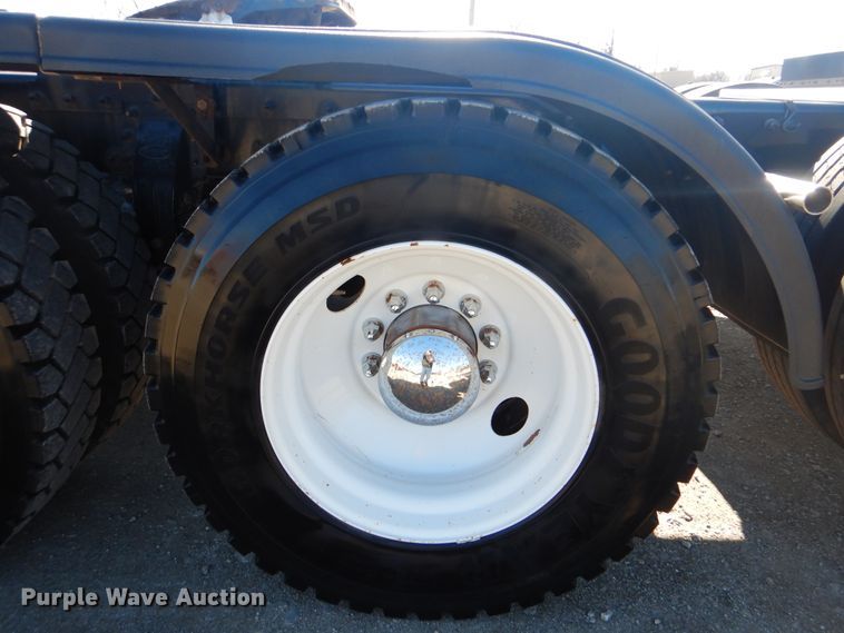 image for item GF9097 2015 Peterbilt 567 semi truck