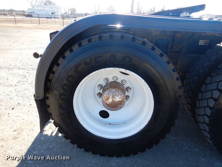 image for item GF9097 2015 Peterbilt 567 semi truck