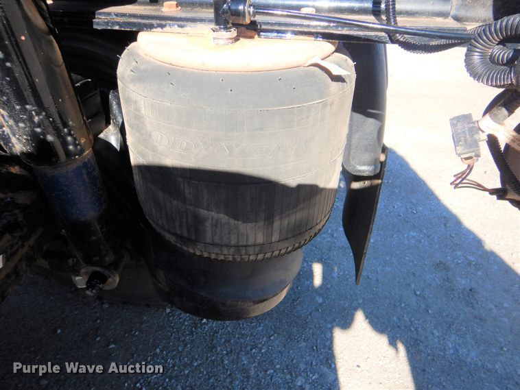 image for item GF9097 2015 Peterbilt 567 semi truck