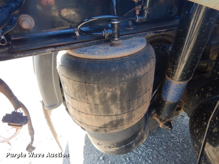 image for item GF9097 2015 Peterbilt 567 semi truck