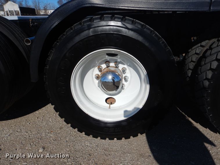 image for item GF9097 2015 Peterbilt 567 semi truck