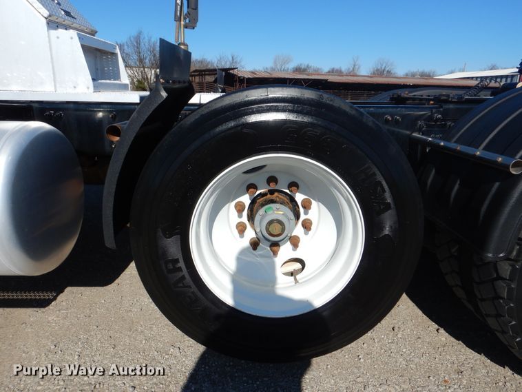 image for item GF9097 2015 Peterbilt 567 semi truck