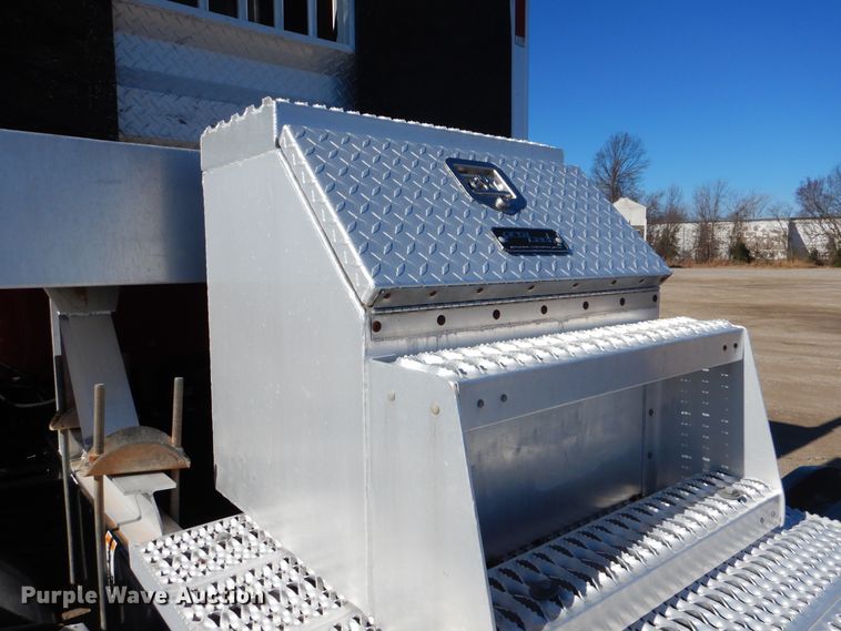 image for item GF9097 2015 Peterbilt 567 semi truck